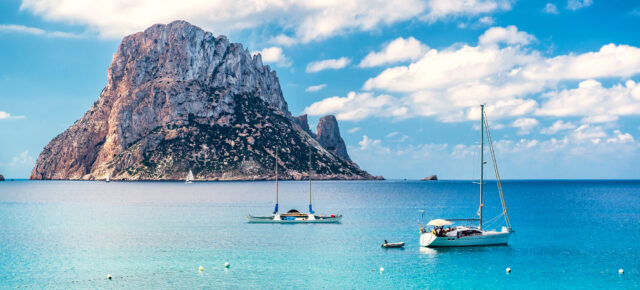 Frühbucher Ibiza: 5 Tage im TOP 4* Hotel am Strand mit Halbpension, Flug & Transfer nur 424€