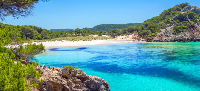 Menorca: 7 Tage im 3* Hotel mit Halbpension, Flug & Transfer für 582€