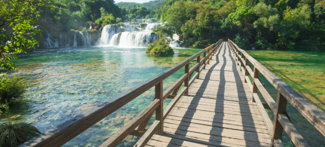 Kroatien: 5 Tage nahe dem Krka Nationalpark in TOP Unterkunft mit Meerblick & Flug nur 101€