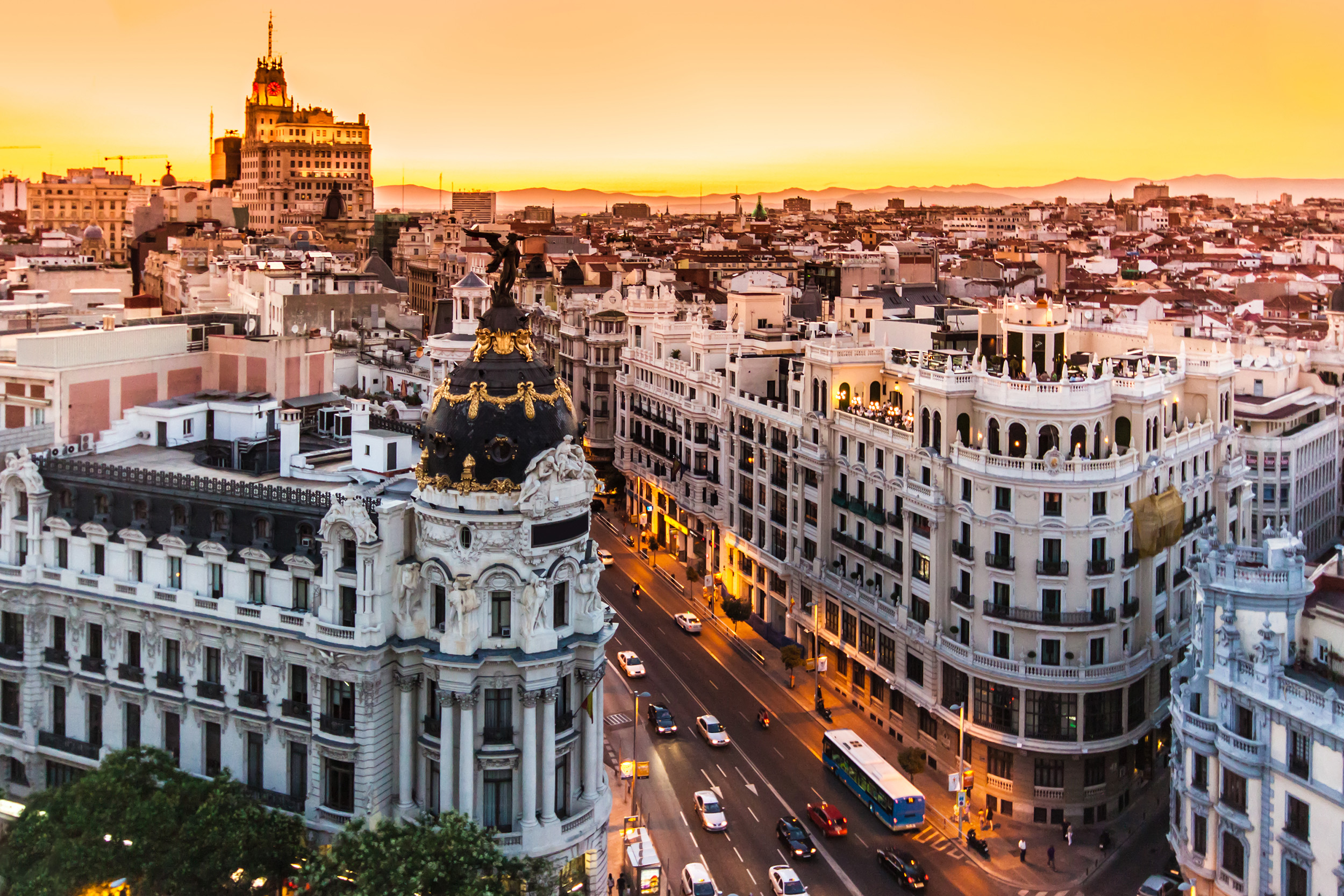 Kurztrip nach Madrid: 4 Tage im TOP 4* Hotel mit Frühstück, Flug & Extras nur 371€