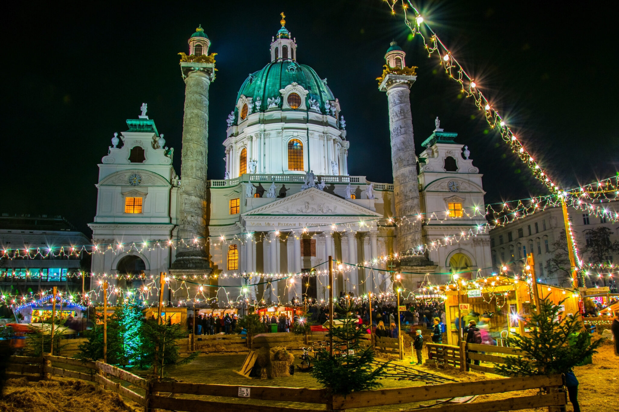 Вена время. Австрия Вена. Австрия Вена Рождество. Австрия Vena Merry Christmas. Рынок перед Карлскирхе Вена Рождество.