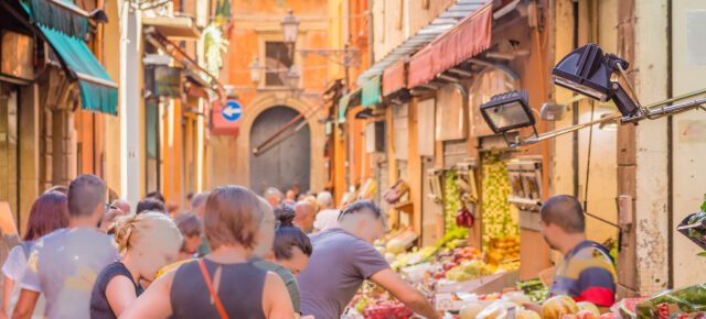 Sightseeing in Bologna: 3 Tage am Wochenende im TOP 4* Hotel mit Flug ab nur 100€