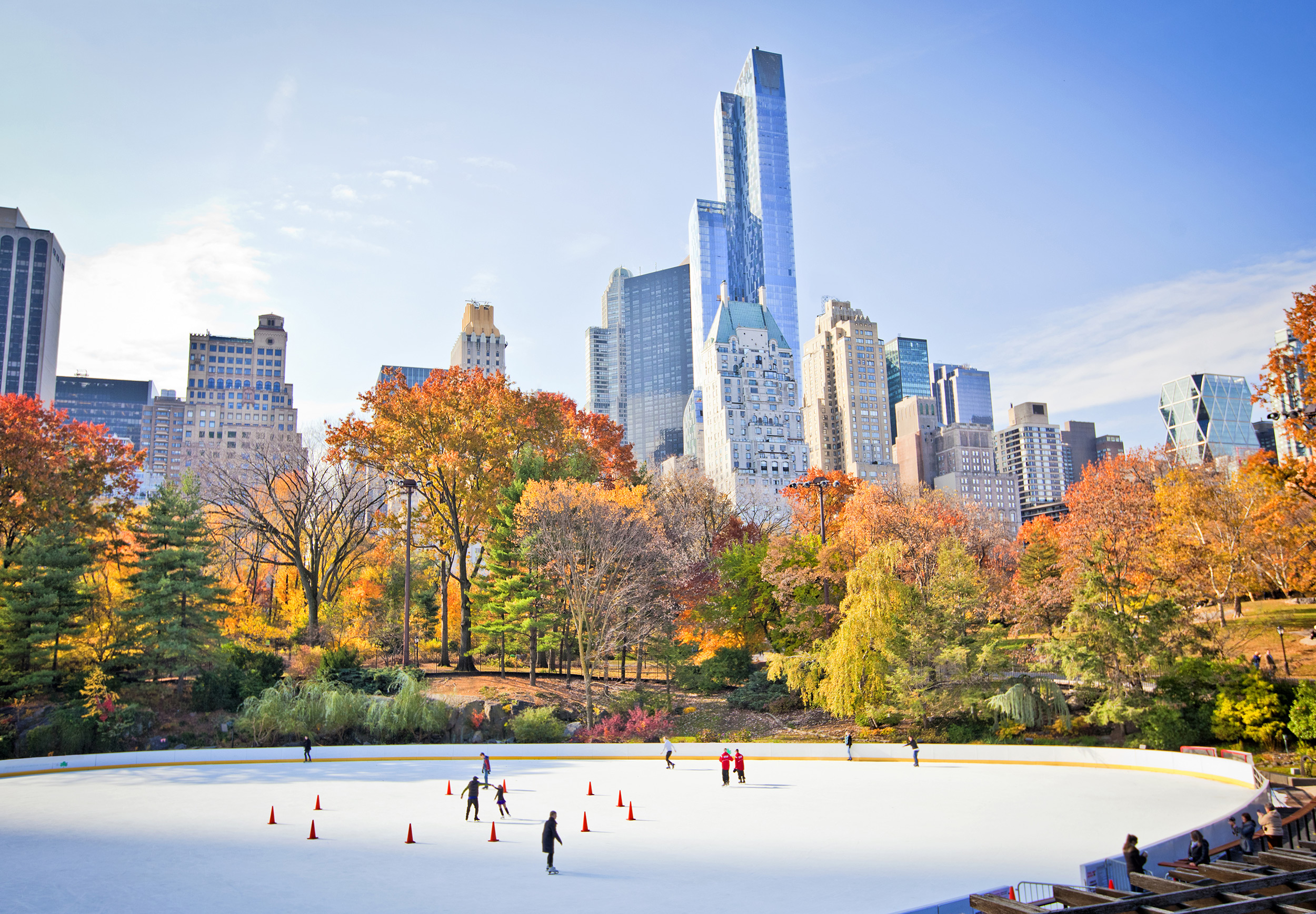 Central park new york. Осенний Нью-Йорк централ парк. Осень в Нью-Йорке Центральный парк. Каток Нью-Йорк Центральный парк. Центральный парк Нью-Йорк осенью.