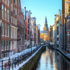 Niederlande Amsterdam Kanal Schnee