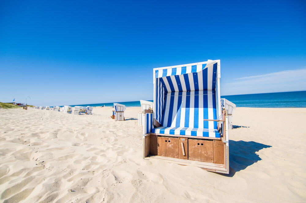 Deutschland Sylt Strandkorb blau