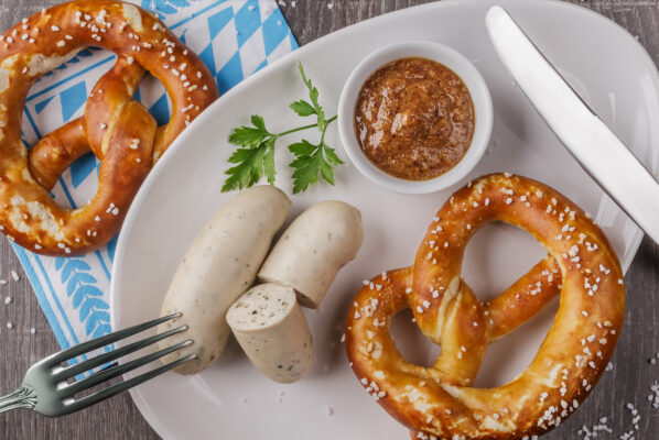 Deutschland Bayern Biergarten Weißwuerste Brezeln