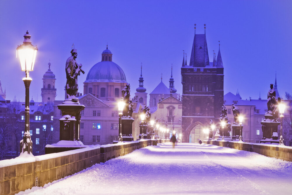 Tschechien Prag Charles Bridge Schnee