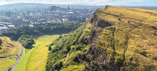 Edinburgh: 4 Tage übers Wochenende in der Hauptstadt Schottlands mit TOP 3* Hotel & Flug nur 137€