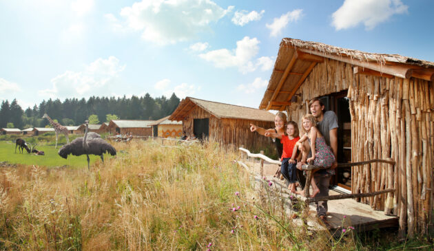 Masai Mara Lodges im Serengeti Park Hodenhagen mit Familie vor der Tür