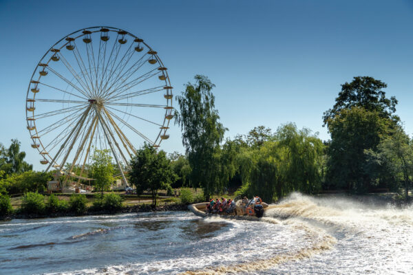 Serengeti-Park Attraktionen Schnellboot und Riesenrad im Hintergrund