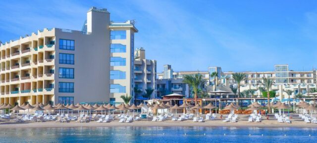 Hurghada: 7 Tage Ägypten im TOP 4.5* Resort direkt am Meer mit All Inclusive, Flug, Transfer & Zug für 494€