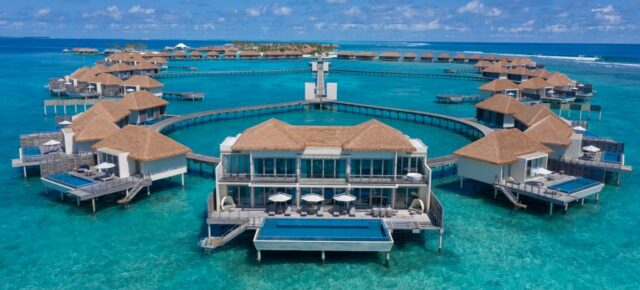 Malediven: 10 Tage im 5* Resort inkl. Overwater-Villa, Privatpool, Vollpension, Flug & Transfer für 3282€