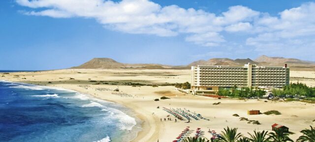 Familienurlaub am Strand: 6 Tage Fuerteventura im guten 3* RIU Resort mit All Inclusive, Flug & Transfer nur 2026€ pro Familie