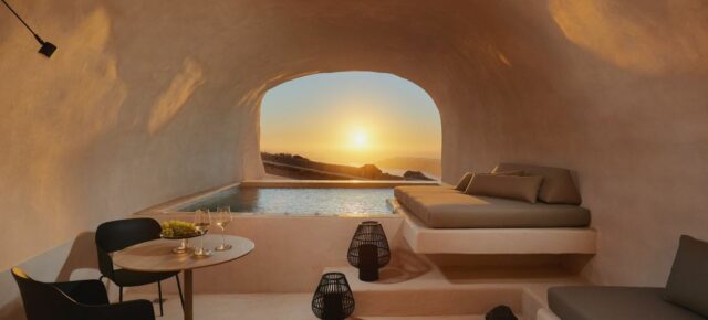 Einfach traumhaft: 6 Tage Santorini im nagelneuen Luxushotel mit Frühstück, privatem Whirlpool & Flug für 1.607€