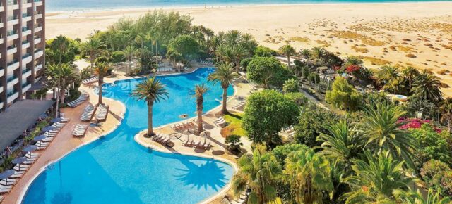 Ab auf die Kanaren: 7 Tage Fuerteventura im 4* Hotel mit Halbpension, Flug, Transfer & Zug nur 721€