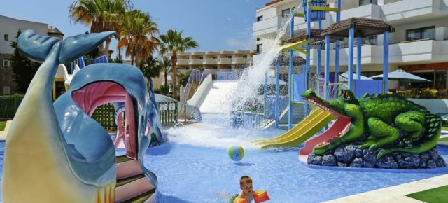 Familienurlaub auf Mallorca: 8 Tage im sehr guten 4* Hotel mit All Inclusive, Flug, Transfer & Zug ab nur 1978€ für die ganze Familie