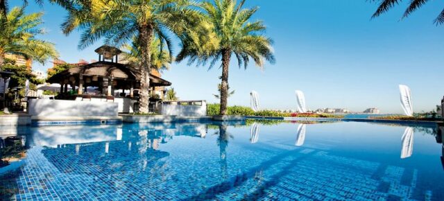 Luxus in Dubai: 8 Tage im TOP 5* Mövenpick Hotel mit Frühstück, Flug, Transfer & Zug für 1113€