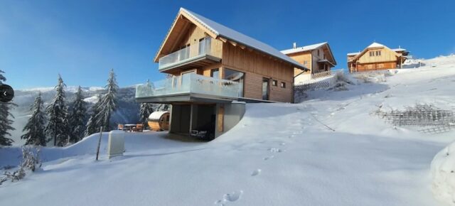 Winterromantik in Österreich: 8 Tage im eigenen Chalet mit Whirlpool & Fasssauna nur 187€