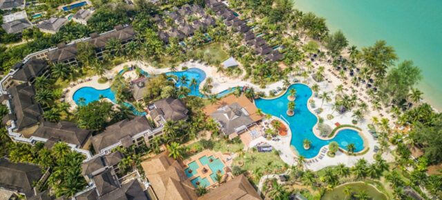 Luxusurlaub in Thailand: 15 Tage Khao Lak im TOP 5* ROBINSON Hotel mit Frühstück, Flug, Transfer & Zug für 1812€