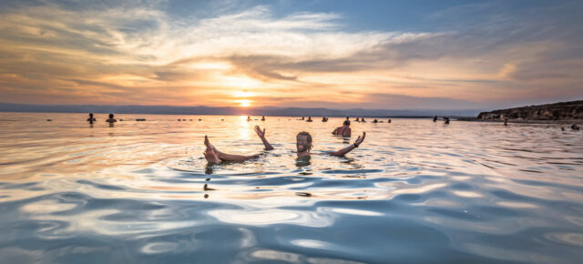 Schwerelos in Jordanien: Infos und Tipps für das Baden im Toten Meer