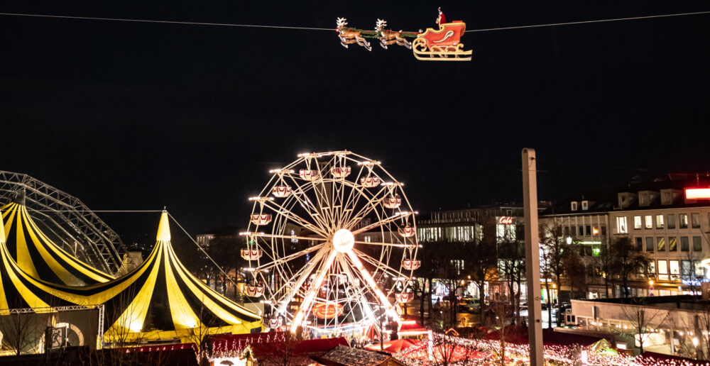 Kasseler Märchenweihnachtsmarkt_Fliegender Weihnachtsmann_Copyright Kassel Marketing GmbH