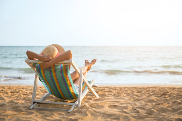 Frau im Liegestuhl am Strand