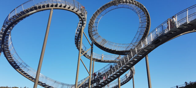 Zu Fuß durch ’ne Achterbahn: 2 Tage Duisburg zum coolen Tiger & Turtle – Magic Mountain mit Hotel ab nur 35€