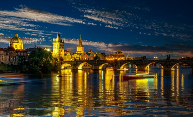 Beleuchtete Charles Brücke in Prag bei Nacht