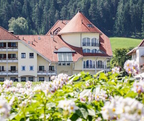 Langes Wochenende im Pustertal: 4 Tage Südtirol im TOP 4* Wellnesshotel mit Halbpension & Extras ab 279€