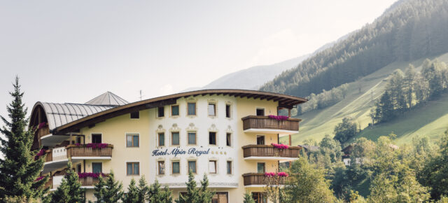 Auszeit in Südtirol: 6 Tage ins 4* Wellnesshotel mit Halbpension-Plus, Juniorsuite & mehr ab 499€