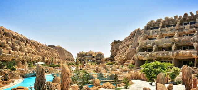 Ägypten: 8 Tage Hurghada im 5* Caves Beach Resort mit All Inclusive, Flug, Transfer & Zug nur 601€