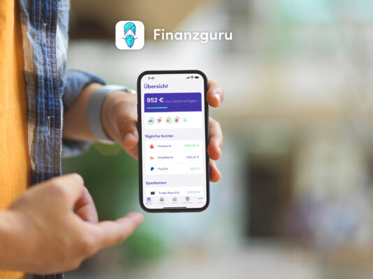 finanzguru finger zeigt_auf smartphone uebersicht 2024