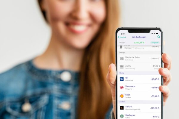 finanzguru frau mit smartphone in der hand buchungshistorie 2024