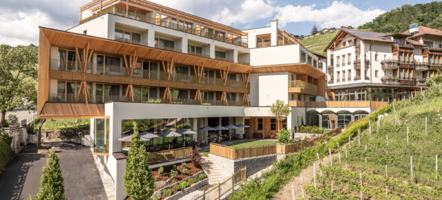 Auszeit in Südtirol: 4 Tage am Wochenende im neuen TOP 4* mit Halbpension, Wellness & Extras ab 389€