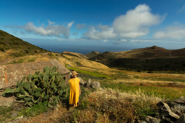 Spanien Teneriffa Frau im Landschaftspark Teno