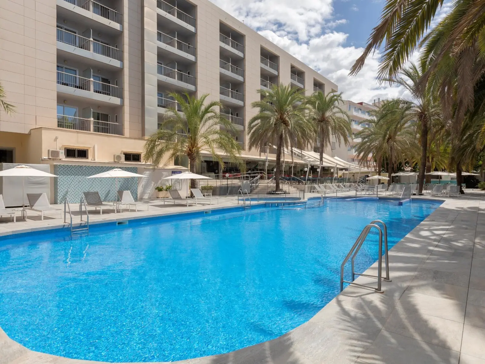 Mallorca-Kracher: 5 Tage im tollen 4* Hotel mit Halbpension, Transfer & Flug ab 382€