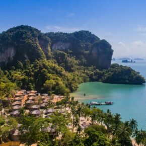 Thailand Luxus: 9 Tage Koh Yao Noi in TOP Baumhaus-Villa mit Frühstück, Flug, Transfer & Zug für 2460€