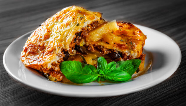 Griechische Moussaka auf weißem Teller