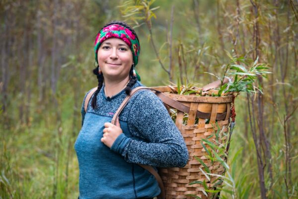 Michela Carrière mit Kräuterkorb vom Aski Holistic Adventures