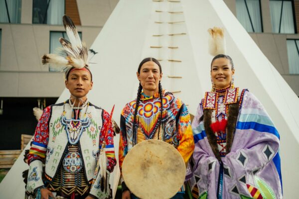 Die First Nations in ihrer traditionellen Tracht