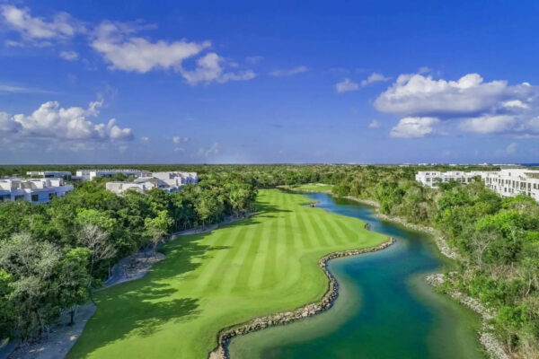 Bahia Principe Golfplatz neben einem Hotel in der Karibik